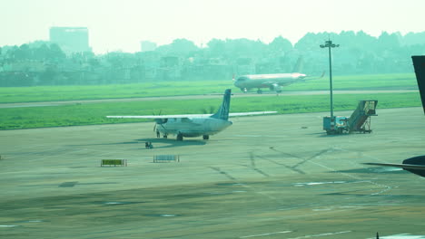 Plane-prepare-for-flight-at-Tan-Son-Nhat-International-Airport,-Hi-Chi-Minh-City,-Vietnam