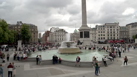Gente-Disfrutando-De-Trafalgar-Square-En-Londres.-Camara-Lenta
