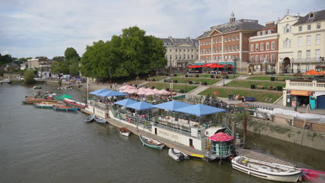 Peggy-Jean-restaurant-floats-on-River-Thames-in-Riverside-Green,-UK