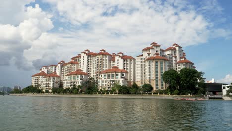 Large-upscale-real-estate-condominium-in-Singapore