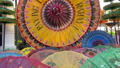 Indonesisches-Regenschirmfestival,-Eine-Kunstausstellung-Mit-Papierregenschirmen,-Die-In-Pura-Mangkunegaran-Ausgestellt-Wird