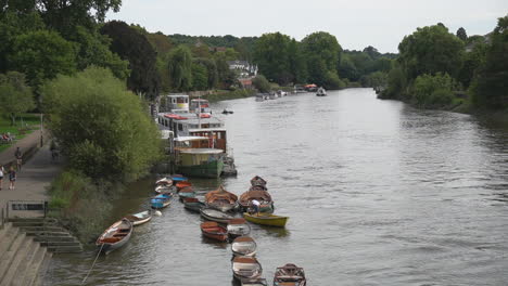 Man-secures-rental-boats-in-River-Thames-at-Riverside-Green,-Richmond