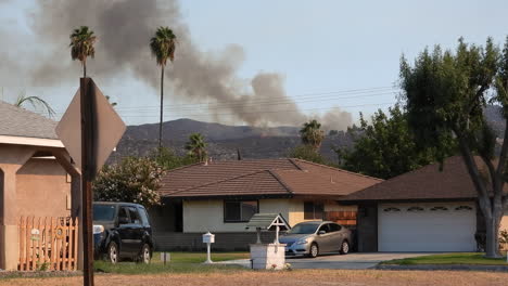 Plumes-of-Smoke-in-the-mountains-viewed-from-residential-neighborhood-in-California,-Fairview-fire