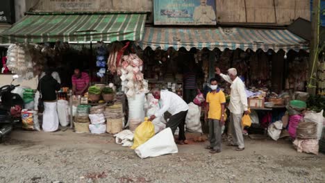 Gente-En-Un-Mercado-Local-En-Bangalore,-India