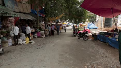 Gente-En-Un-Mercado-Local-En-Bangalore,-India