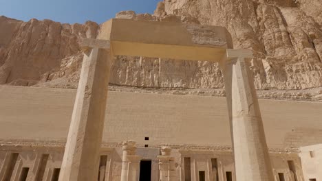 Tourists-visiting-ruins-of-The-mortuary-temple-of-Hatshepsut,-opposite-Luxor-city,-Egypt