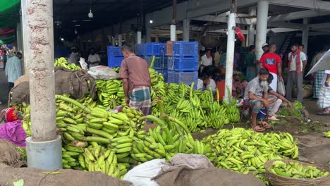 Rohe-Grüne-Banane-Auf-Einem-Lokalen-Gemüsemarkt-Gestapelt