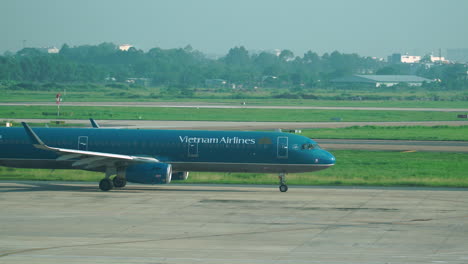 Avión-De-Vietnam-Airlines-Rodando-En-Pista-En-El-Aeropuerto-De-Saigón