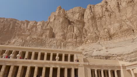 Templo-Mortuorio-De-Hatshepsut-En-El-Valle-De-Los-Reyes-Rodeado-De-Acantilados,-Templo-Mortuorio-Construido-Por-El-Faraón
