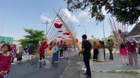 Los-Visitantes-Entusiastas-Acuden-Al-Festival-De-Los-Paraguas-De-Indonesia,-Que-Muestra-El-Arte-De-Los-Paraguas-En-Varios-Países