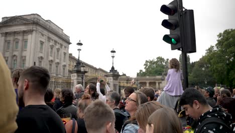 Crowds-Gathering-Near-Buckingham-Palace-Gates-After-Hearing-Passing-Of-Queen-Elizabeth-II