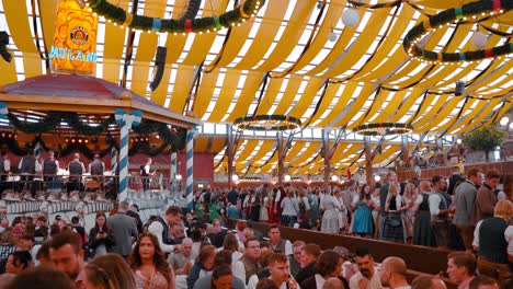 Leute-Feiern-Im-Bierzelt-Auf-Dem-Oktoberfest-München