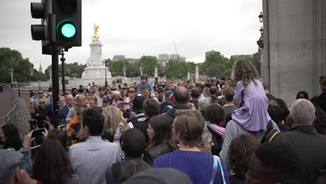 Crowd-Control-Outside-Buckingham-Palace-On-10-September-2022