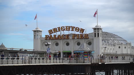Besucher-Genießen-Brighton-Palace-Pier-Am-Strand-Von-Brighton-In-England