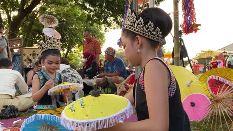 Lächelnde-Kinder,-Die-Beim-Indonesischen-Regenschirmfestival-Lernen,-Papierschirme-Zu-Malen