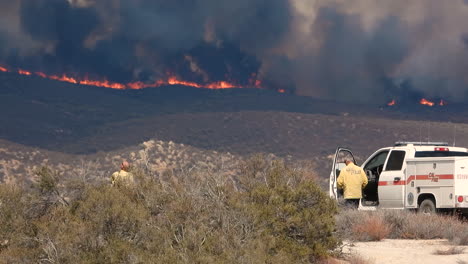 Vehículo-De-Emergencia-Que-Responde-Al-Incendio-Forestal-En-El-Bosque-Californiano
