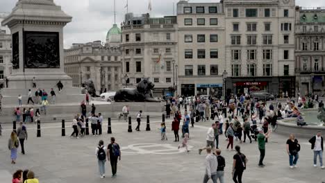 Crowd-of-people-in-Trafalgar-Square,-London,-daytime-static-view
