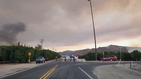 POV-Fahreraufnahme,-Vorbei-An-Einem-Schild-Mit-Geschlossener-Straße-Inmitten-Von-Waldbränden-In-Kalifornien,-USA