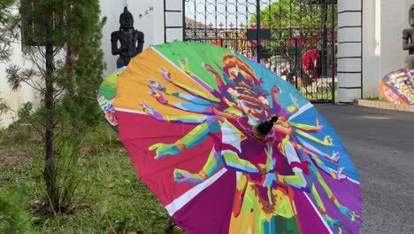 Indonesisches-Regenschirmfestival,-Eine-Kunstausstellung-Mit-Papierregenschirmen,-Die-In-Pura-Mangkunegaran-Ausgestellt-Wird