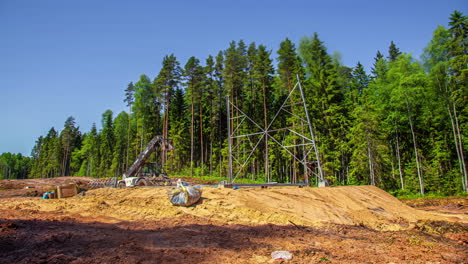Zeitraffer-Von-Maschinen,-Die-Metallstrukturen-Durch-Grünen-Wald-Zusammenbauen