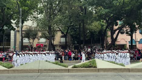 Zeitlupenaufnahme-Des-Marinekorps-Der-Mexikanischen-Armee-Während-Der-Militärparade