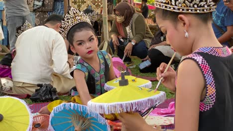 Children-learning-to-paint-paper-umbrellas-at-the-Indonesian-Umbrella-Festival