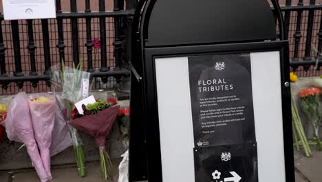 Notice-For-Floral-Tributes-Outside-Gates-Of-Buckingham-Palace-For-Queen-Elizabeth-II