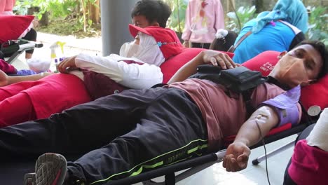Der-Arzt-Entnimmt-Dem-Patienten-Eine-Blutprobe,-Um-Den-Blutgehalt-Im-Krankenhaus-In-Zentral-Java,-Indonesien,-Am-22.-August-2022-Zu-Testen