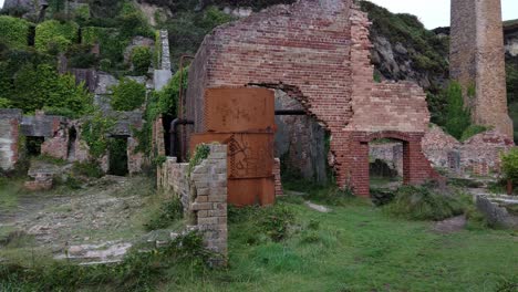 Ruinas-De-Ladrillo-De-Porth-Wen-Cubiertas-De-Graffiti-Oxidado-Abandonado-En-La-Zona-Rural-De-Anglesey-A-Pie