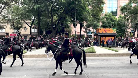 Toma-En-Cámara-Lenta-Del-Cuerpo-De-Caballería-Del-Ejército-Mexicano-Durante-El-Desfile-Del-Día-De-La-Independencia