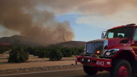 Cal-Fire-Ersthelfer-Fahren-Mit-Sirene-Zu-Massivem-Waldbrand-Mit-Dunkelgrauer-Rauchfahne