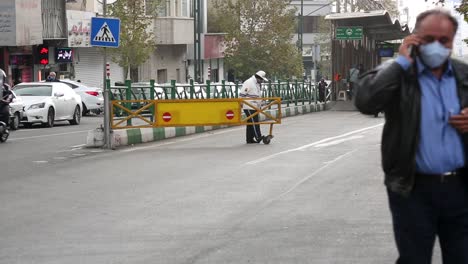 Motos-Y-Automóviles-Circulando-Por-El-Tráfico-En-Teherán,-Irán