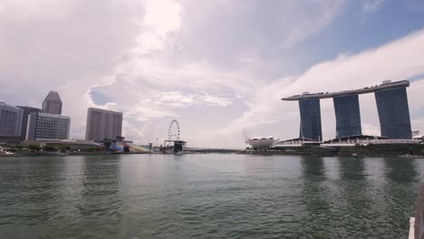 Die-Wunderschöne-Landschaft-Des-Marina-Bay-Sands-Casino-Hotels-In-Der-Innenstadt-Von-Singapur-Ist-Eine-Der-Wichtigsten-Touristenattraktionen-In-Singapur-Stadt