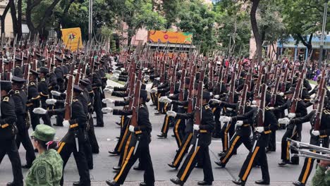 Toma-En-Cámara-Lenta-Del-Cuerpo-De-Infantería-Del-Ejército-Mexicano-Durante-El-Desfile-Militar