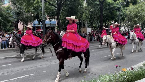 Zeitlupenaufnahme-Des-Körpers-Von-Frauen-Zu-Pferd-Der-Mexikanischen-Armee
