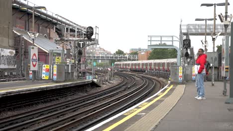Línea-De-Met-En-Dirección-Sur-Que-Se-Acerca-A-La-Estación-De-Finchley-Road-El-10-De-Septiembre-De-2022
