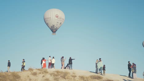 Menschen-Auf-Dem-Lovers-Hill-Beobachten-Bei-Sonnenaufgang-Heißluftballons-In-Kappadokien
