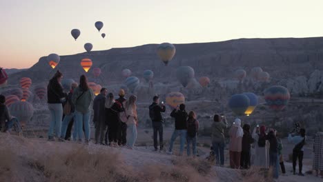 Menschen,-Die-Die-Spektakulären-Heißluftballons-In-Kappadokien-Beobachten