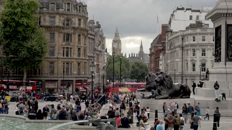 Busy-Scene-In-Trafalgar-Square,-London-With-Big-Ben-Visible-In-The-Background