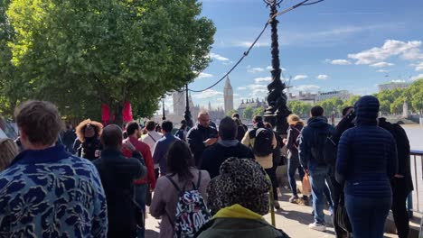 People-queuing-for-Queen-Lying-In-State-on-south-bank-in-London