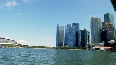 Vista-Panorámica-De-Los-Grandes-Edificios-Del-Centro-De-Negocios-En-Singapur