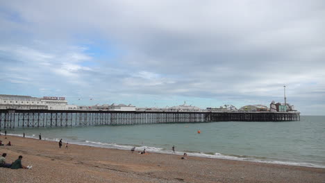 Touristen-Genießen-Brighton-Beach-In-Der-Nähe-Von-Brighton-Palace-Pier-Am-Grauen-Tag