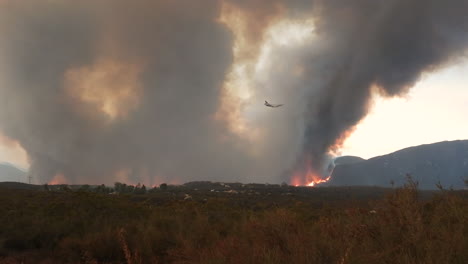 Airplane-Flying-by-Wildfire-Smoke-Above-Land-in-Countryside-of-California-USA,-Fairview-Wildfires,-September-2022
