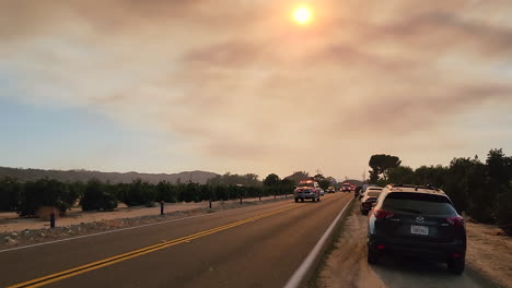 Camiones-De-Bomberos-Que-Pasan-Por-La-Carretera-Cerca-De-Los-Incendios-Forestales-Cerca-De-Hemet-En-El-Condado-Ribereño-De-California,-Matando-A-Dos-Personas