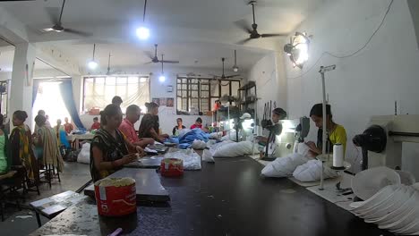 Zeitraffer-Von-Indischen-Arbeitern-In-Einer-Schuhfabrik,-Indien
