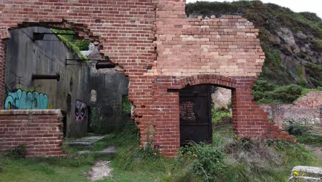 Abandonado-Descuidado-Cubierto-De-Graffiti-Porth-Wen-Ruinas-De-Ladrillo-En-La-Zona-Rural-De-Anglesey-Caminar-A-Través