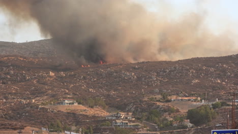 Wütendes-Gebirgsfeuer-über-Dem-Hügel-Bei-Fairview-Fire-Kalifornien