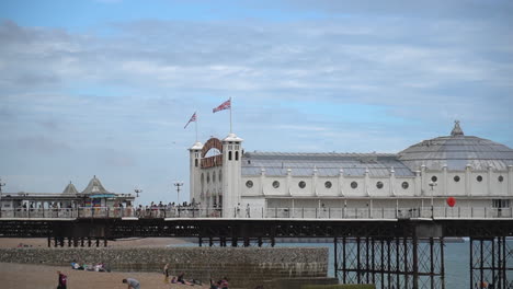 Der-Ikonische-Brighton-Palace-Pier-In-England-Beherbergt-Täglich-Eine-Menge-Touristen