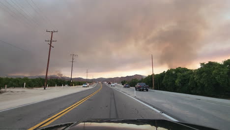 El-Auto-Sale-De-La-Autopista-Para-Ver-Un-Incendio-Forestal-Furioso-Cerca-De-Hemet,-Fairview,-California