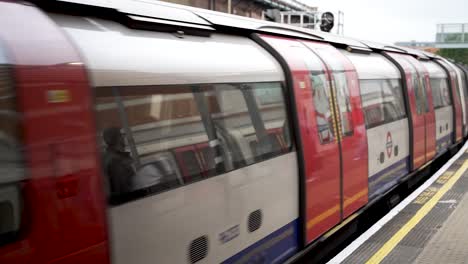 Jubilee-train-arriving-at-Finchley-tube-station-in-London